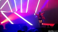 Menaiki panggung Mad Decent, Dipha Barus yang menggaet Rinni Wulandari tampil tanpa basa-basi