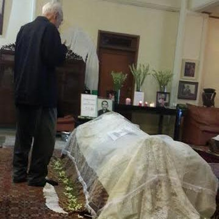 Agung Laksono dan Sejumlah Politisi Datang Melayat Suhardiman