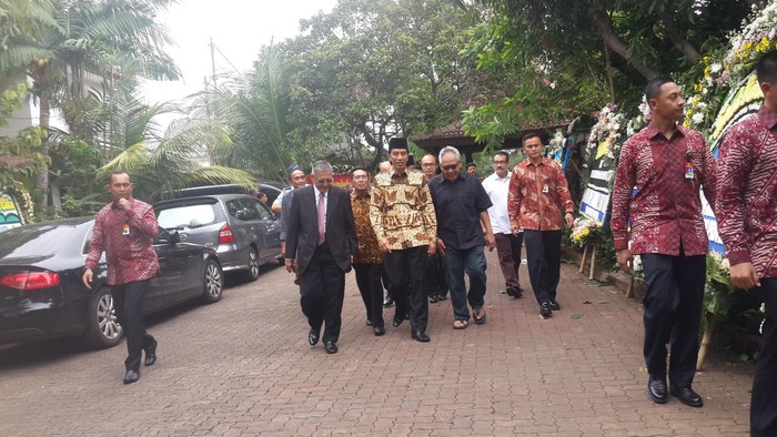 Datang Melayat, Presiden Jokowi Ikut Salatkan Jenazah Suhardiman