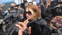 Nikita pun langsung diserbu para wartawan. Pool/Ismail/detikFoto.