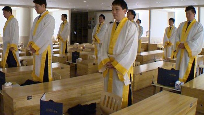 Hindari Stres, Karyawan di Korsel Jalani Terapi Peti Mati dan Tertawa