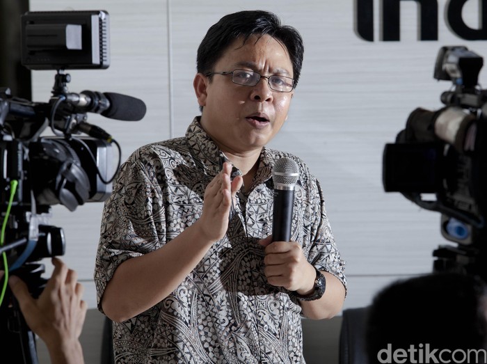 Burhanuddin Muhtadi mendirikan dan menjabat Direktur Eksekutif Indikator Politik Indonesia sejak tahun 2013. Selain aktif sebagai peneliti senior di Lembaga Survei Indonesia, saat ini ia juga aktif mengajar sebagai dosen di Universitas Islam Negara untuk mata kuliah Sistem Politik di Indonesia dan di Universitas Paramadina untuk mata kuliah Pemilu dan Perilaku Pemilih. Ia memperoleh gelar Master of Arts (MA) dengan spesialisasi Politik Indonesia dari Australian National University (ANU) pada tahun 2008.