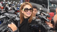 Namun, Ia tak mau menjawab pertanyaan-pertanyaan yang dilontarkan para awak media. Pool/Ismail/detikFoto.