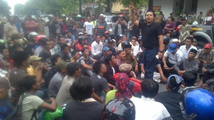 Pendukung Paslon Pilkada di Situbondo Ngelurug Kantor Panwaslih