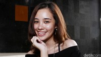 Berduet dengan Thoriq Graduate, lagu tersebut berjudul Kehadiranmu.