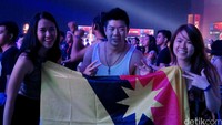 Partygoers berpose sambil memegang Bendera Negeri Sarawak.