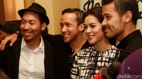 Para pemeran film Terjebak Nostalgia saat ditemui di Plaza Senayan, Jakarta, Senin (14/12/2015). Pool/Gus Mun/detikFoto.