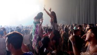 Hanyut dalam suasana, partygoers tak berhenti bergoyang.
