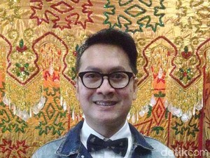 Cerita Denny Wirawan Olah Tenun Sulawesi Tenggara Lebih Ringan dan Modern
