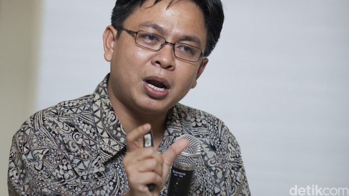 Burhanuddin Muhtadi mendirikan dan menjabat Direktur Eksekutif Indikator Politik Indonesia sejak tahun 2013. Selain aktif sebagai peneliti senior di Lembaga Survei Indonesia, saat ini ia juga aktif mengajar sebagai dosen di Universitas Islam Negara untuk mata kuliah Sistem Politik di Indonesia dan di Universitas Paramadina untuk mata kuliah Pemilu dan Perilaku Pemilih. Ia memperoleh gelar Master of Arts (MA) dengan spesialisasi Politik Indonesia dari Australian National University (ANU) pada tahun 2008.