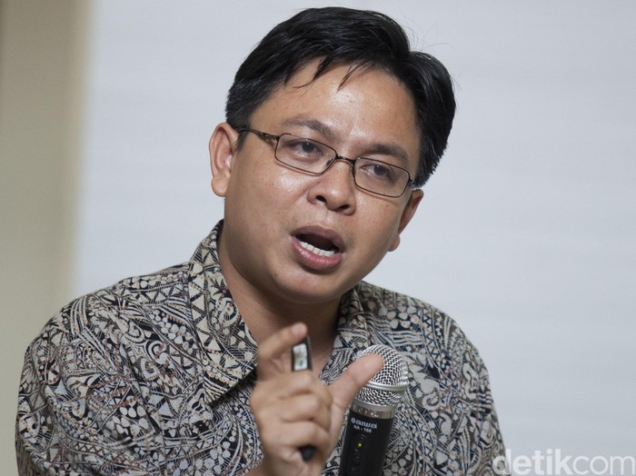 Burhanuddin Muhtadi mendirikan dan menjabat Direktur Eksekutif Indikator Politik Indonesia sejak tahun 2013. Selain aktif sebagai peneliti senior di Lembaga Survei Indonesia, saat ini ia juga aktif mengajar sebagai dosen di Universitas Islam Negara untuk mata kuliah Sistem Politik di Indonesia dan di Universitas Paramadina untuk mata kuliah Pemilu dan Perilaku Pemilih. Ia memperoleh gelar Master of Arts (MA) dengan spesialisasi Politik Indonesia dari Australian National University (ANU) pada tahun 2008.