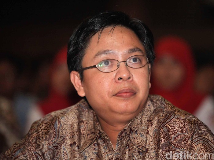 Burhanuddin Muhtadi mendirikan dan menjabat Direktur Eksekutif Indikator Politik Indonesia sejak tahun 2013. Selain aktif sebagai peneliti senior di Lembaga Survei Indonesia, saat ini ia juga aktif mengajar sebagai dosen di Universitas Islam Negara untuk mata kuliah Sistem Politik di Indonesia dan di Universitas Paramadina untuk mata kuliah Pemilu dan Perilaku Pemilih. Ia memperoleh gelar Master of Arts (MA) dengan spesialisasi Politik Indonesia dari Australian National University (ANU) pada tahun 2008.