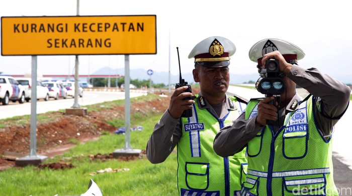 Petugas dari Kepolisian Daerah Jawa Barat (Polda Jabar) menggunakan
alat pendeteksi laju kendaraan (speed gun) di ruas tol Cikampek-Palimanan KM.165 arah Palimanan, kawasan Majalengka, Senin (14/12/2015). Polda Jabar bekerjasama dengan PT Lintas Marga Sedaya (LMS) pengelola jalan tol Cikopo-Palimanan (Cipali), melakukan berbagai langkah penegakan hukum sebagai bagian dari upaya pihak berwenang dan operator jalan tol dalam menjaga dan meningkatkan keselamatan berkendara di jalan tol. (FOTO: dok. Tol Cipali)