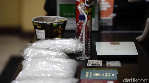 Polsek Tanjung Duren melakukan rilis pengungkapan penyelundupan narkotika berjenis sabu - sabu, Jakarta, Senin (14/12/2015). Polsek Tanjung Duren berhasil mengamankan 3.940 kilogram sabu-sabu dari 2 Warga Negara Asing (WNA) berinisial WWH asal Malaysia dan HYC yang berasal dari Taiwan. Grandyos Zafna/detikcom