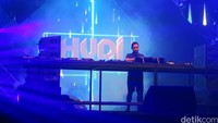 Sebelumnya, DWP 2015 resmi dibuka oleh sederetan Disc Jockey (DJ) lokal, salah satunya DJ Hudi.