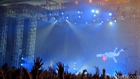 Partygoers tak henti-hentinya mengangkat tangan mereka ke udara di Djakarta Warehouse Project (DWP) 2015 hari pertama.