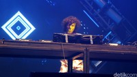 DJ misterius bernama Kronutz yang mengenakan topeng menghibur dengan ringan para partygoers di panggung The Darker Side.
