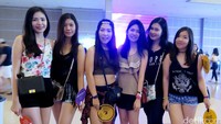 Crop top dan hot pants tentu menjadi busana favorit para perempuan.