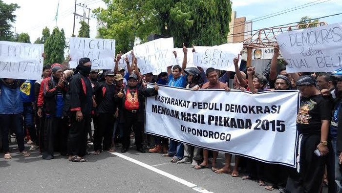 Ratusan Simpatisan Paslon di Ponorogo Protes KPU