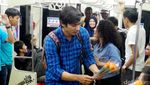 Sweet! Chicco Jerikho, Abimana dan Ge Pamungkas Bagi-bagi Bunga