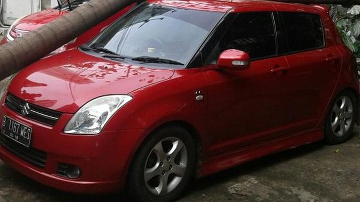 Mobil Swift Tertimpa Pohon di Kawasan Bundaran HI