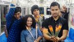 Sweet! Chicco Jerikho, Abimana dan Ge Pamungkas Bagi-bagi Bunga