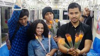 Abimana, Wizzy, Ge dan Chicco berpose di dalam Commuter Line.
