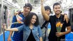 Sweet! Chicco Jerikho, Abimana dan Ge Pamungkas Bagi-bagi Bunga