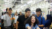 Keseruan bintang Negeri Van Oranje ngamen di Commuter Line.