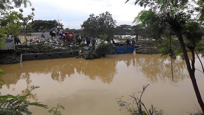 Dua Tanggul Jebol Imbas Hujan Deras di Lamongan