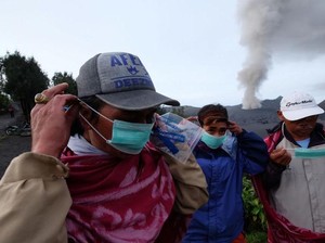 Bromo Meletus, Ribuan Warga Tengger Diberikan Bantuan Masker