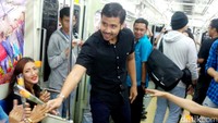 Mereka membagi-bagikan bunga untuk mempromosikan film terbaru mereka, Negeri Van Oranje.
