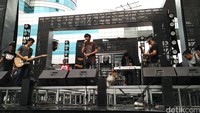 Pada gladi resik yang digelar di Kawasan Terpadu Trans TV, Tendean, Jakarta Selatan, Sheila On 7 memainkan beberapa lagu andalannya.