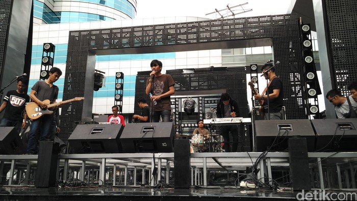Sheila On 7 gladi resik untuk HUT Transmedia ke-14