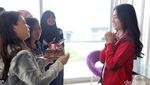 Chicco dan Abimana Bagi-bagi Bunga, Anak Zaskia Mecca Centil Pakai Lipstik