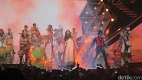 Kotak membuat suasana menjadi berapi-rapi lewat lagu Satu Indonesia.