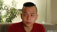 Selain memerankan dirinya sendiri, Ernest juga beradu akting dengan Lala Karmela sebagai Meira.