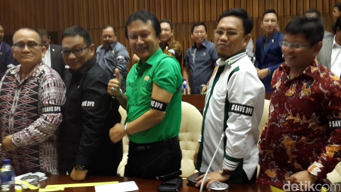 Saat Anggota DPR Saling Pasang Pita #SAVEDPR di Ruang Paripurna