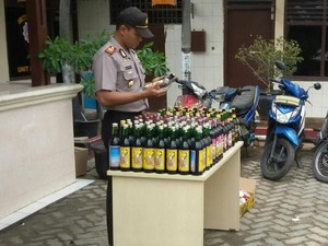 Polsek Sunda Kelapa Sita 137 Botol Miras di Muara Angke
