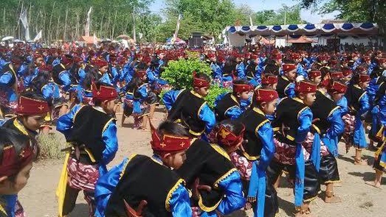 1 212 Pelajar SD Hingga SMP Probolinggo Menari Tari  Glipang 