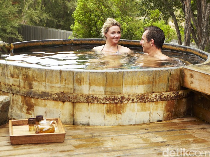 Studi: Mandi Air Panas Punya Efek Sehatkan Tubuh Seperti Olahraga