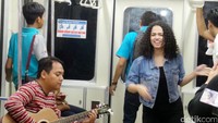 Wizzy menyanyikan soundtrack Negeri Van Oranje,Puzzle Pieces dan Cinta Cinta Cinta.
