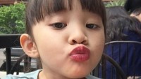 Centilnya Sybil pakai lipstik merah! (Instagram/kana.sybilla)
