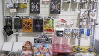 Setelah kenyang, kamu dapat membeli pernak-pernik anime kesukaan kamu di toko suvenir.