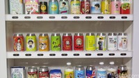 Lucu banget! Botol minum palsu ini bergambar karakter-karakter anime.