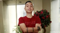 Film Ngenest dikemas ringan dalam drama-komedi.