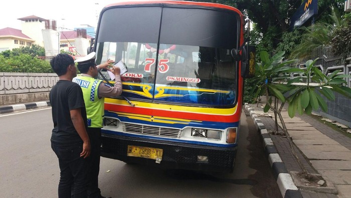Polisi Tilang Metromini yang Ugal-ugalan di Jl Senopati