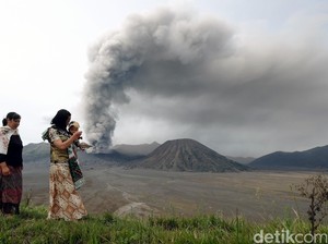 Terdengar Suara Dentuman Berkali-kali di Kawah Bromo
