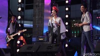 Sheila On 7 menggandeng Raisa dalam kolaborasi manis lagu Apalah Arti Menunggu serta Itu Aku.