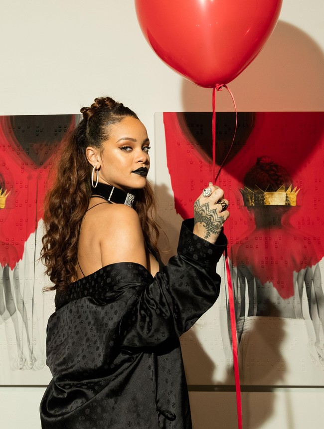 Rihanna sering kali berpose dengan punggung dan pundak membelakangi kamera, sementara wajahnya mengarah ke fotografer. Pose seperti ini menonjolkan aura seksi dan menggoda. Foto: Christopher Polk/Getty Images for WESTBURY ROAD ENTERTAINMENT LLC